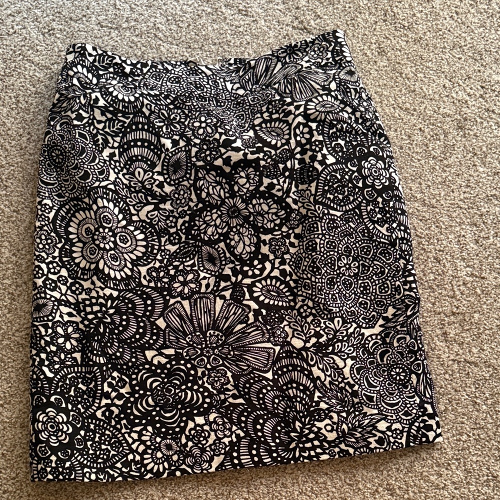 Ann Taylor Black and White Floral Pencil Skirt